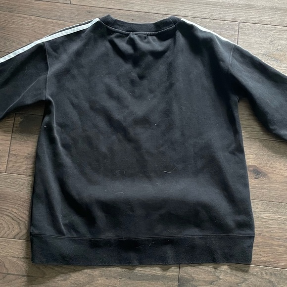 Bundle of 3 sweatshirts sized M. The grey one in the middle is cropped. - Picture 5 of 11